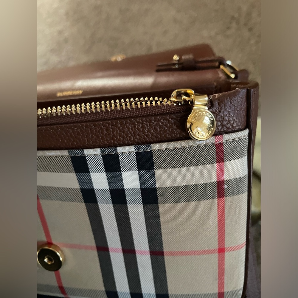 Burberry New Hampshire Crossbody - Picture 10 of 16